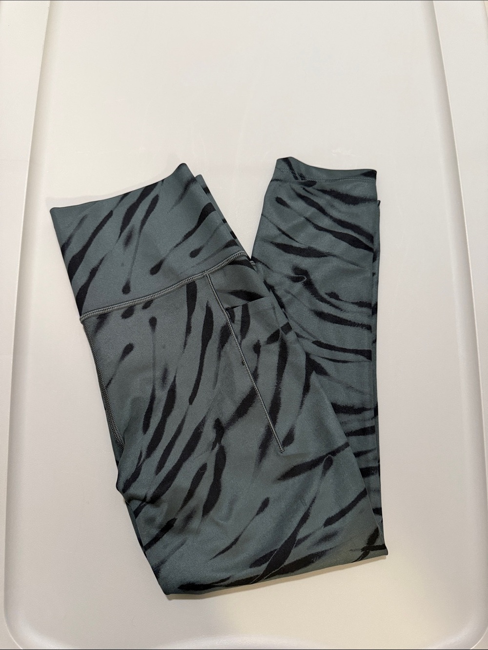 Athleta Zebra Salutation Stash Pocket 7/8 Tights